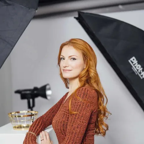 Annie aus dem famefact-Team, zuständig für Tonalität und Antwortbibliothek