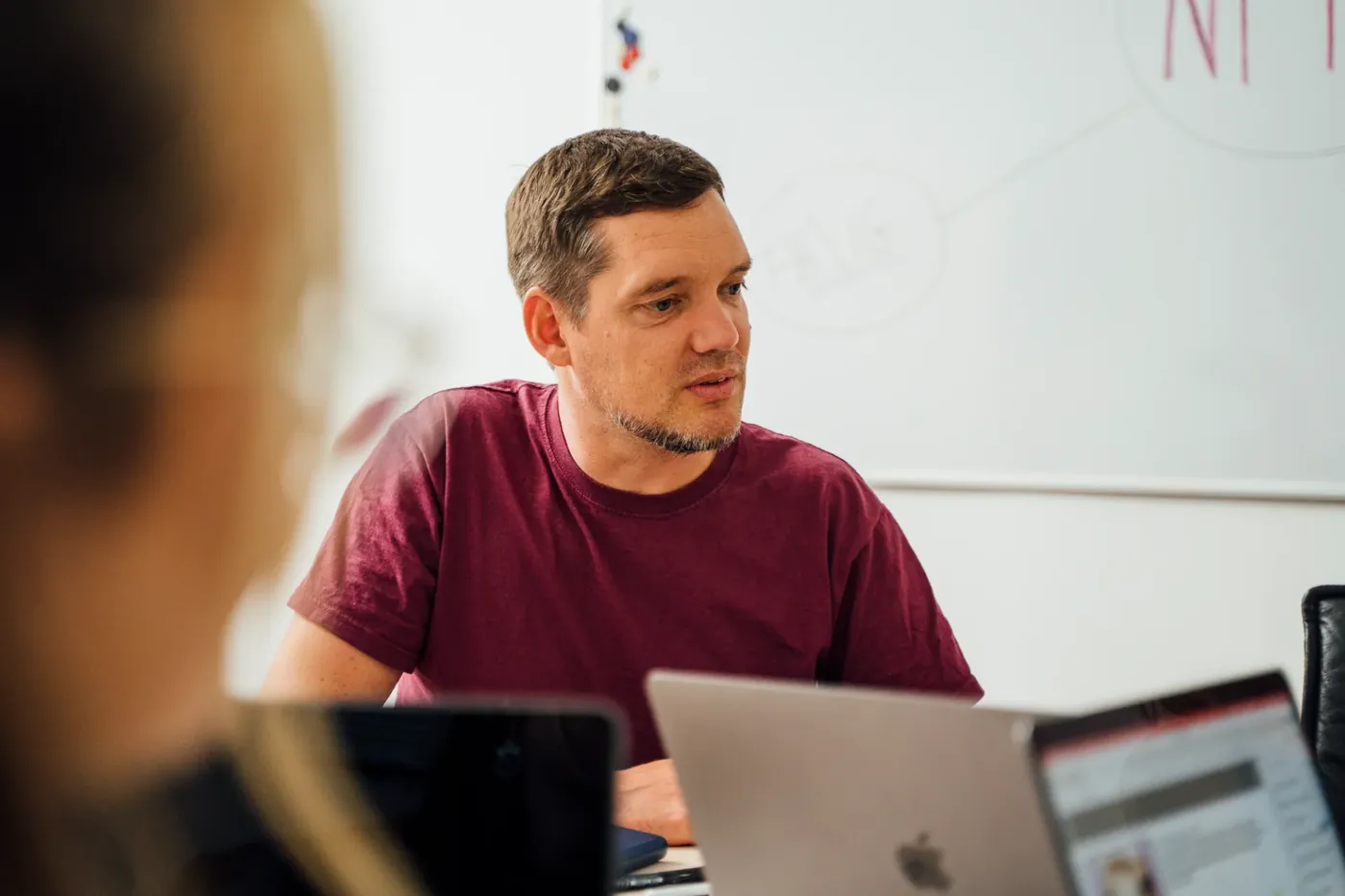 Konzentrierte Arbeit am Laptop während eines kritischen Kommunikationsverlaufs